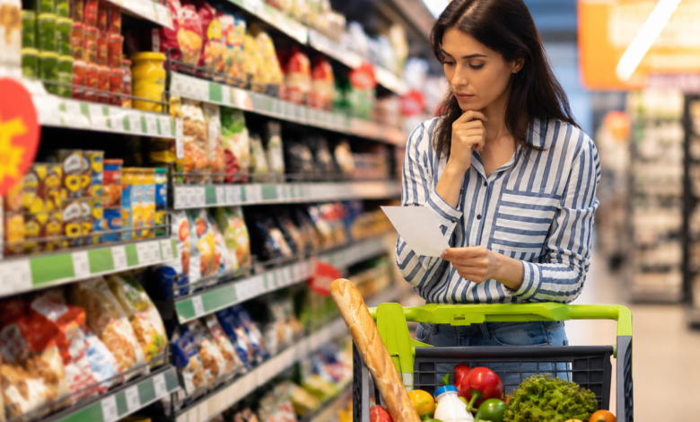 Conheça os 7 erros que fazem você gastar mais dinheiro no supermercado e aprenda como economizar nas compras com atitudes simples e consumo mais consciente.